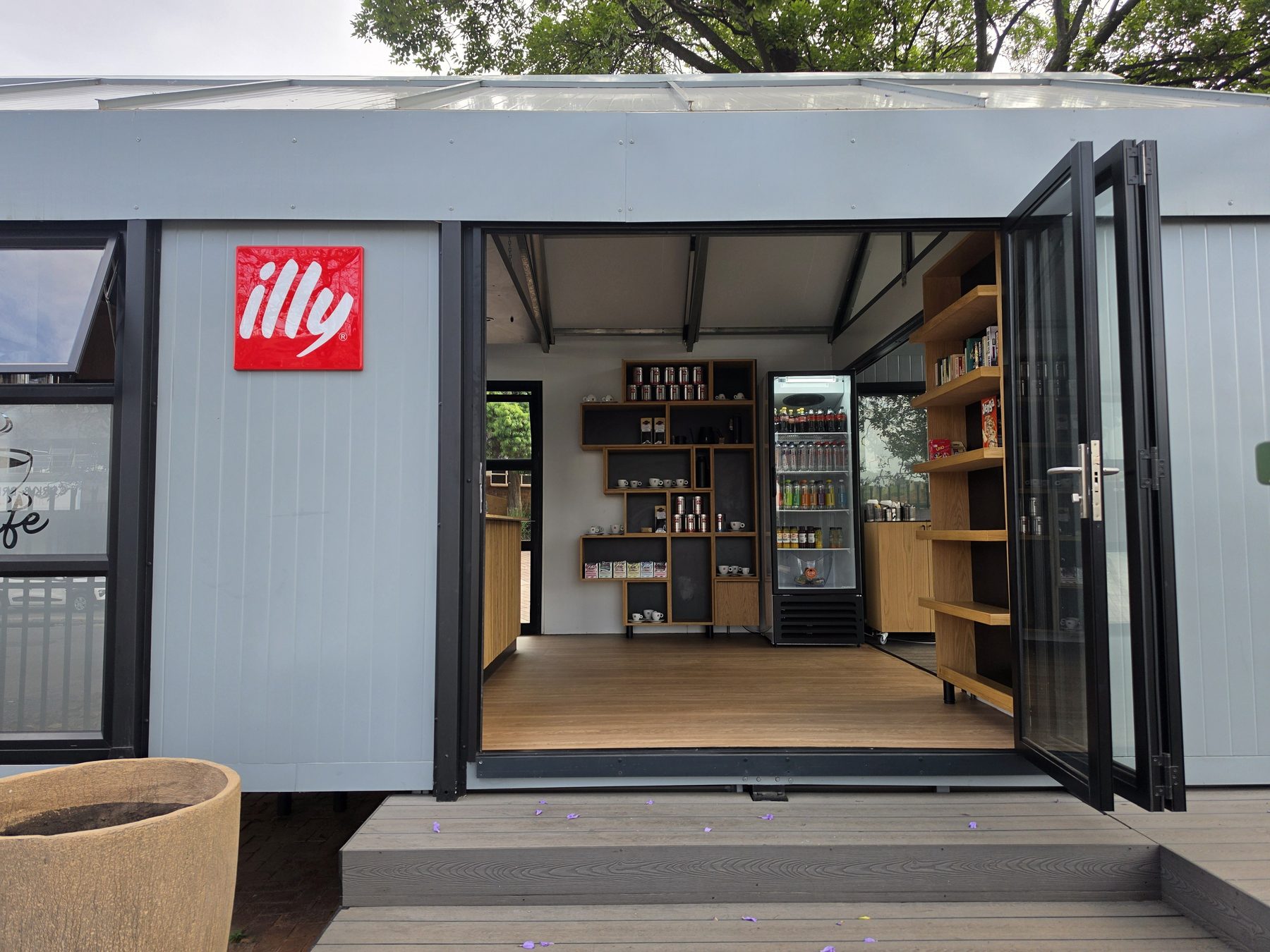 Modular Tiny Town Café open onto the deck